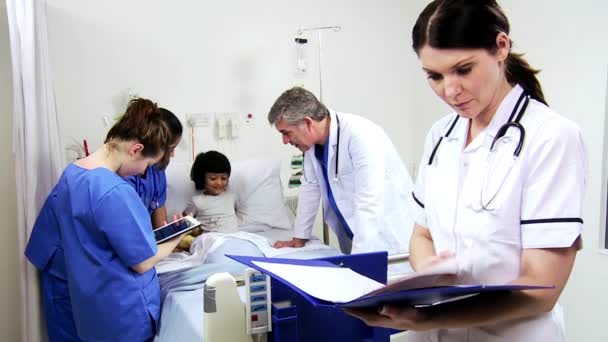 Enfermeira com paciente infantil e equipe médica — Vídeo de Stock