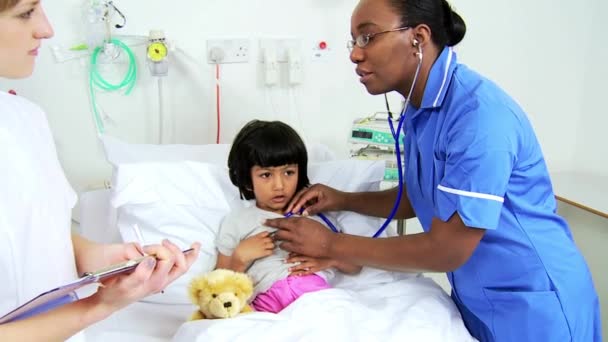 Lilla etniska flicka sjukhus patienten flera etniska sjuksköterskor — Stockvideo