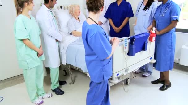 Stående äldre patient full multi etniska medicinska team — Stockvideo