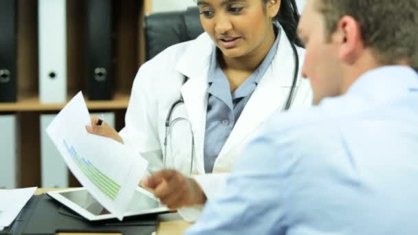 Medico femminile discutere con il paziente maschile — Video Stock