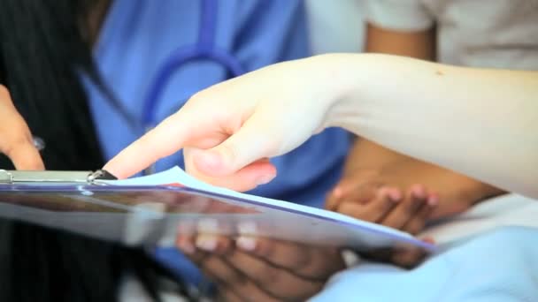 Niña recibiendo atención hospitalaria de enfermeras — Vídeos de Stock