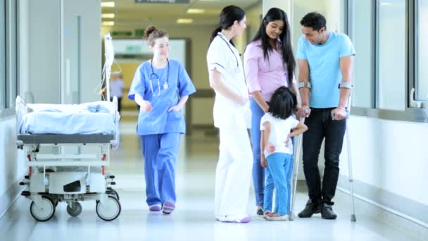 Familia y marido hablando con el personal — Vídeos de Stock