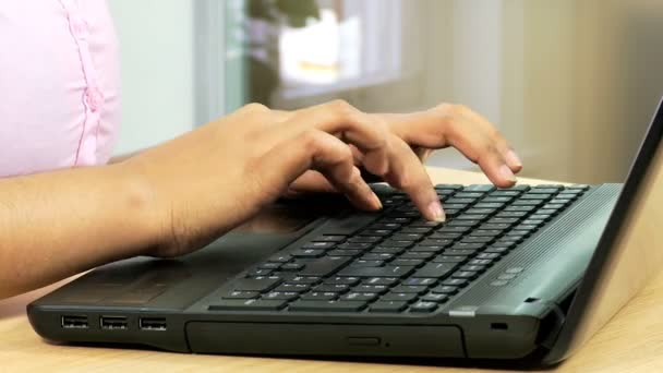 Geschäftsfrau im Büro mit Laptop — Stockvideo