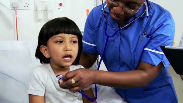 Equipe de Enfermagem Pediátrica Tratando Paciente Infantil — Vídeo de Stock