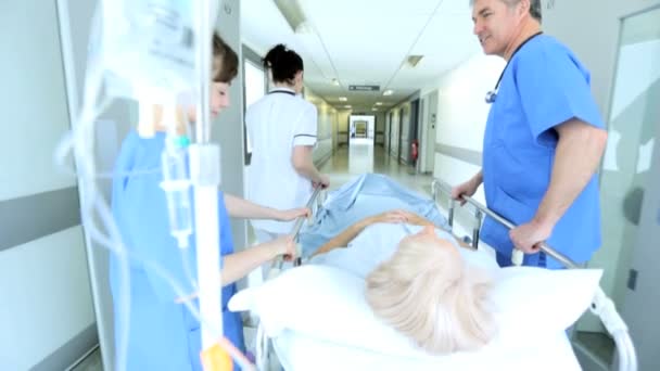 工作人员忙着医疗护理设施慢动作 — 图库视频影像