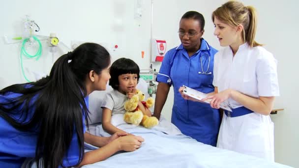 Lilla etniska flicka sjukhus patienten flera etniska sjuksköterskor — Stockvideo