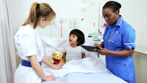 Asiática Indiana Criança Recebendo Especialista em Cuidados Pediátricos — Vídeo de Stock