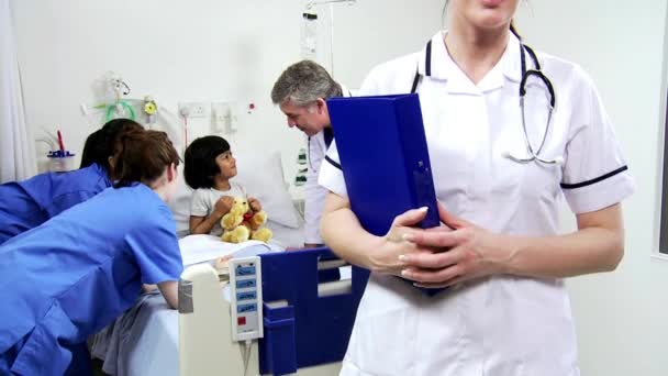 Enfermeira com paciente infantil e equipe médica — Vídeo de Stock