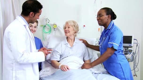 Gezondheidszorg personeel bij bed van de patiënt — Stockvideo