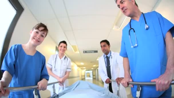 Pacient tlačen postel nemocničního personálu — Stock video