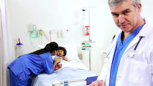 Especialista pediátrico con paciente infantil y enfermera — Vídeos de Stock