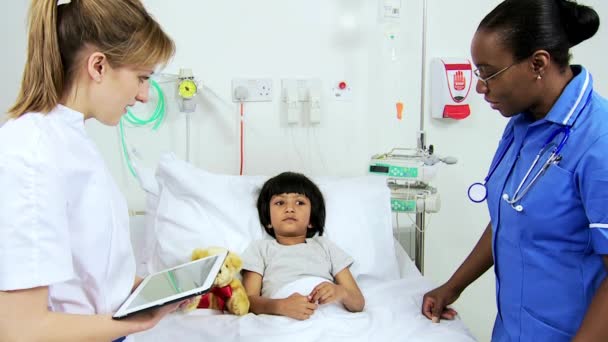 Personnel infirmier spécialisé Enregistrement de la tablette de garde d'enfants — Video