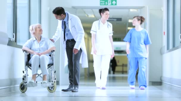 Pazienti ospedalieri che ricevono assistenza personale medico — Video Stock