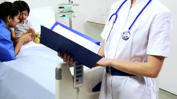 Pediatric nurse with child patient and nurse — Stock Video