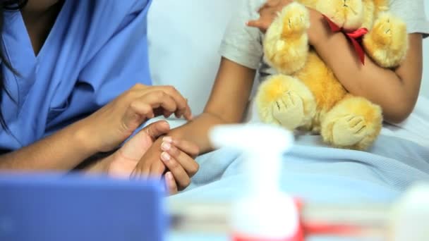 Медсестра втішає пацієнта дитини — стокове відео