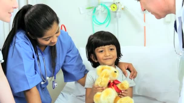 Enfant patient jouant avec un ours en peluche — Video