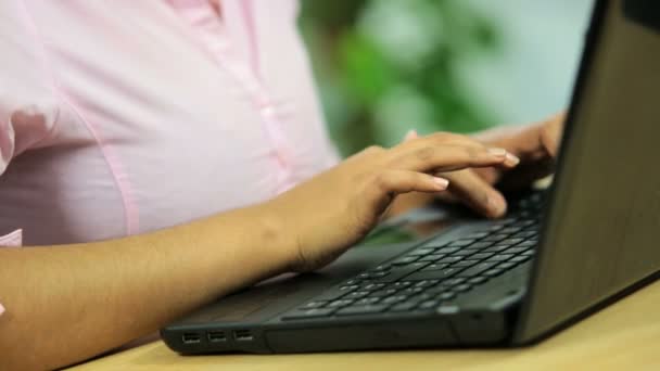 Joven mujer escribiendo datos informáticos — Vídeo de stock