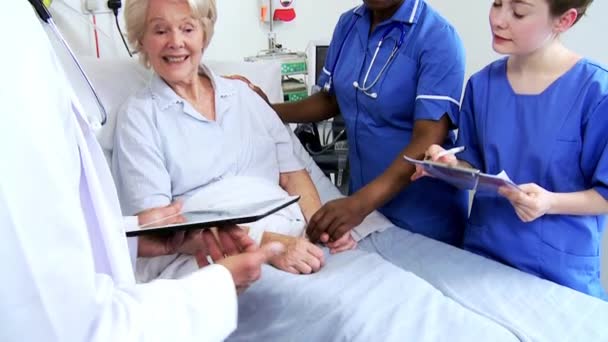 医師看護師ベッドサイド成熟した女性患者ワイヤレス タブレット — ストック動画