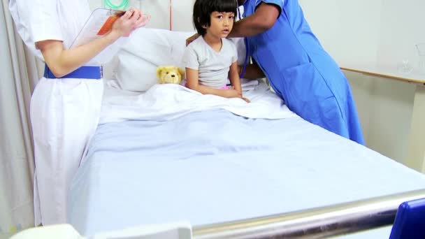 Asiática india niña paciente enfermería personal — Vídeos de Stock