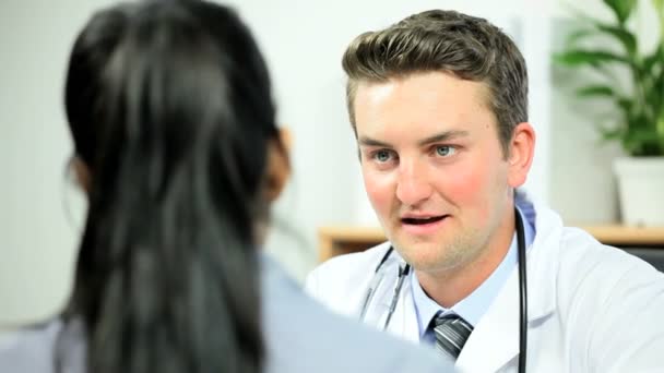 Reunión del médico con el paciente — Vídeo de stock