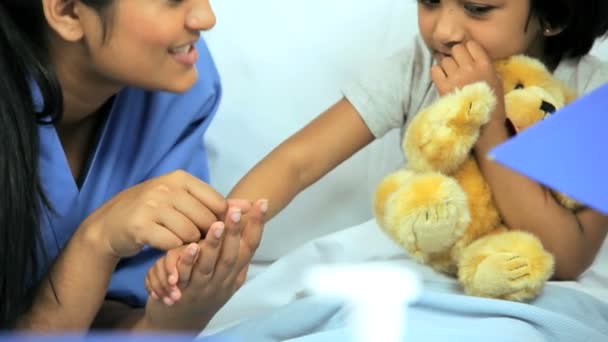 Дівчина отримує медичну допомогу від медсестер — стокове відео