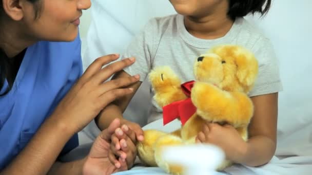 Niña recibiendo atención hospitalaria de enfermeras — Vídeos de Stock