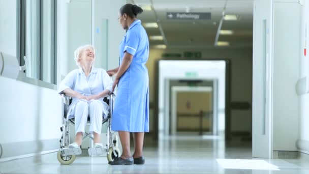 Wózek inwalidzki pacjentów otrzymujących opiekę personelu medycznego — Wideo stockowe