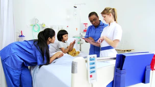 Pequena menina étnica do hospital paciente multi enfermeiras étnicas — Vídeo de Stock