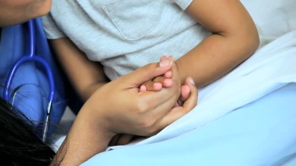Çocuk hemşire kadın çocuk hasta ve rahatlatıcı — Stok video