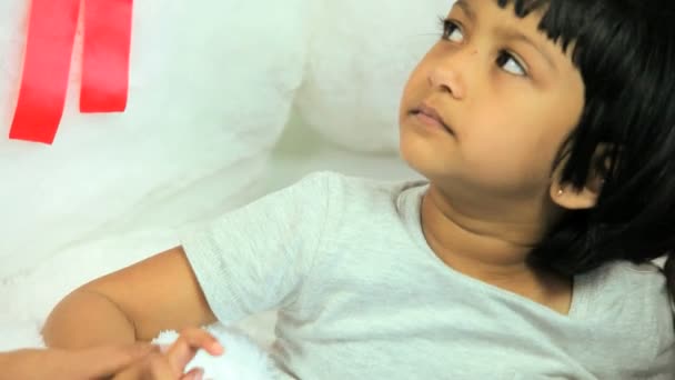 Παιδί ασθενή που λαμβάνει ειδική νοσηλευτική φροντίδα — Αρχείο Βίντεο