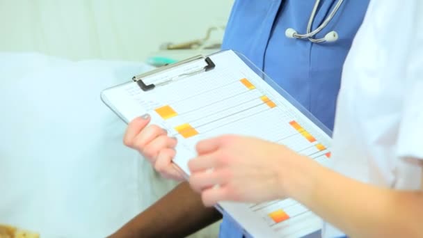 Krankenschwestern diskutieren Patientenbehandlung im Krankenhaus — Stockvideo