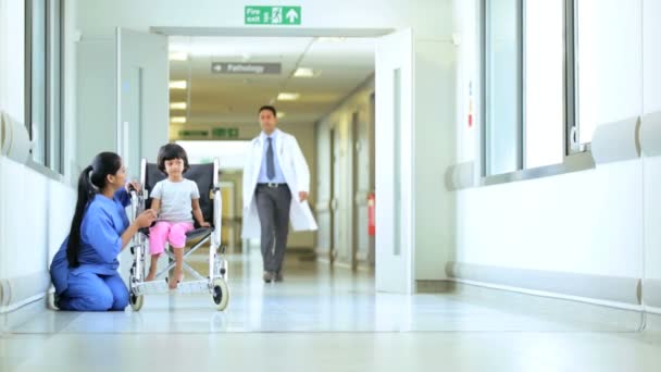 Multi etnische medisch personeel kind patiënt ziekenhuis corridor — Stockvideo