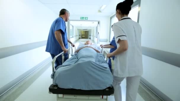 Seniorenstation verlegt Krankenhausbett in Zeitlupe