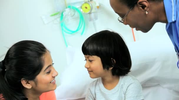 Mother discussing with hospital nurse — Stock Video