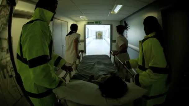 Jeune enfant précipité accident hospitalier urgence grand angle — Video