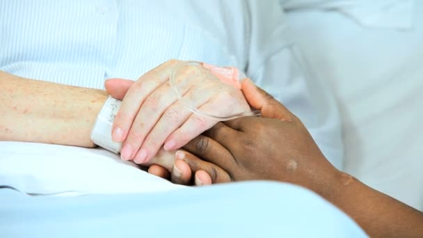 Close Up Mãos Enfermeira Étnica Caucasiana Paciente Hospital Cama — Vídeo de Stock