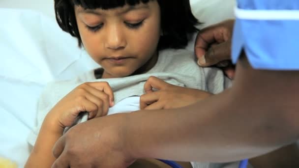 Çocuk hasta hemşire tarafından bakılıyor — Stok video