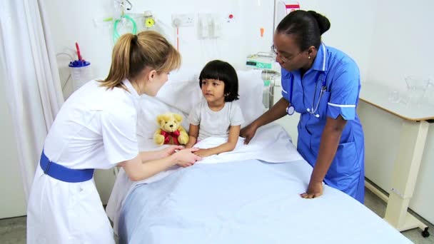 Weibliche ethnische Kinderkrankenschwester Krankenhausbett — Stockvideo