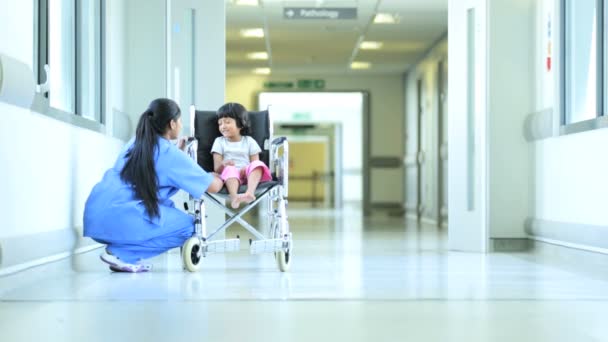 Liten asiatisk indisk flicka rullstol sjukhuskorridor — Stockvideo