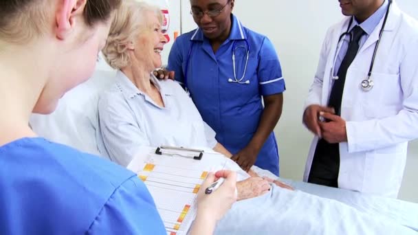 Female patient receiving reassuring words — Stock Video