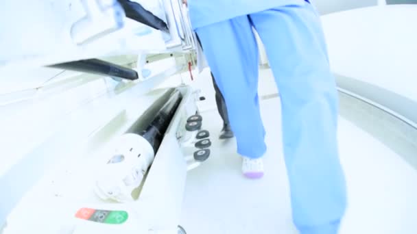Personel medyczny przenoszenia pacjenta Szpital łóżko slow motion — Wideo stockowe