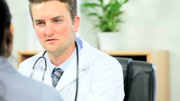Ameliyatta hasta toplantı doktor — Stok video