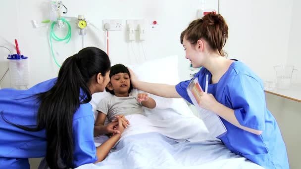 Girl receiving hospital care from nurses — Stock Video