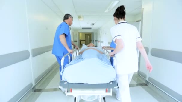 Cama de hospital del paciente movida por el personal médico en cámara lenta — Vídeos de Stock