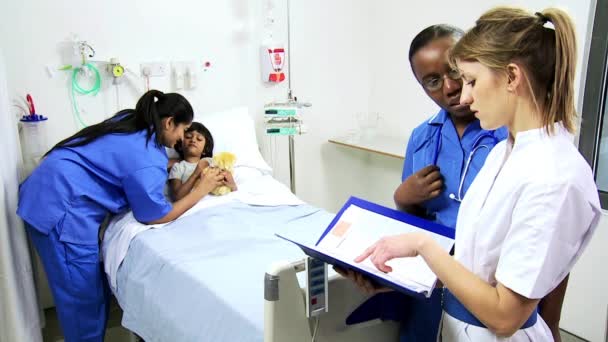 Niña recibiendo atención hospitalaria de enfermeras — Vídeos de Stock