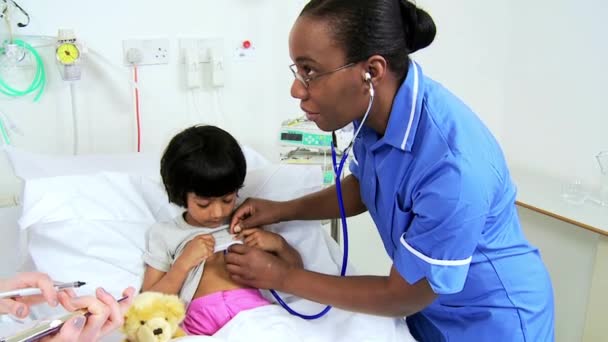 Personnel infirmier spécialisé traitant les enfants patients — Video