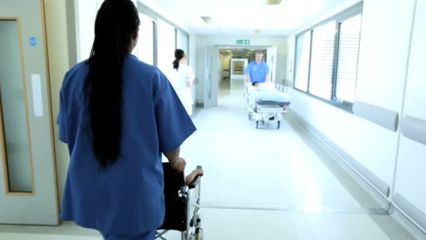 Pflegepersonal bringt Kinderpatienten in ärztliche Behandlung — Stockvideo