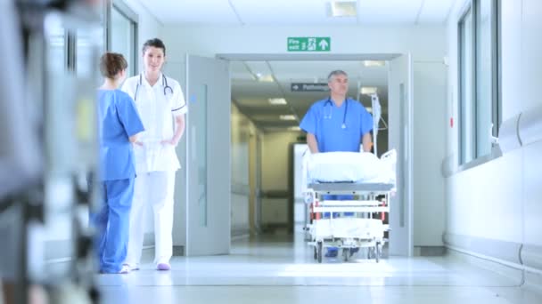 Personnel médical travaillant dans un hôpital occupé — Video