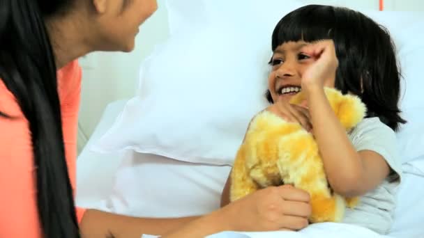 Mutter tröstet kleine Tochter im Krankenhausbett — Stockvideo