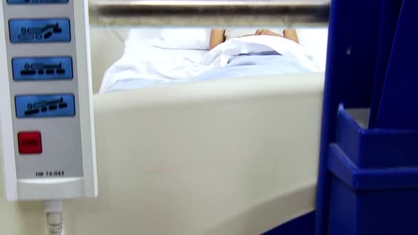 Mãe étnica visitando a enfermaria do hospital infantil — Vídeo de Stock